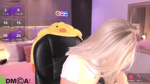 Snapshot of arinextdoor chatting on 6, 10, 2025 Ari online show from 6, 10, 2025