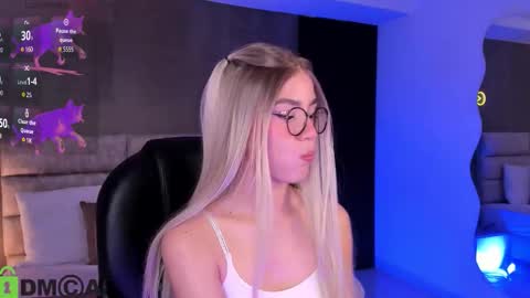 Snapshot of arinextdoor chatting on 12, 10, 2025 Ari online show from 12, 10, 2025