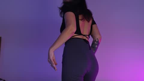 Snapshot of artegirlx chatting on 23, 11, 2025 Maya online show from 23, 11, 2025