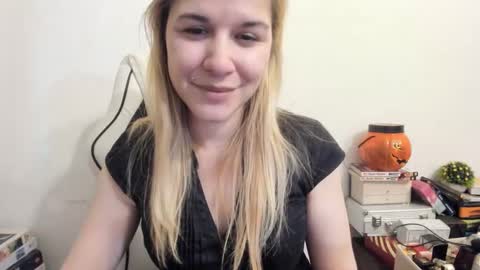Snapshot of artsyandcraftsy_ chatting on 5, 2, 2025 MIA online show from 5, 2, 2025