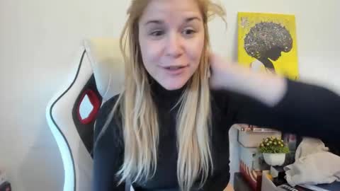 Snapshot of artsyandcraftsy_ chatting on 2, 3, 2025 MIA online show from 2, 3, 2025