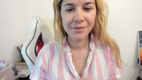 Snapshot of artsyandcraftsy_ chatting on 30, 9, 2025 MIA online show from 30, 9, 2025