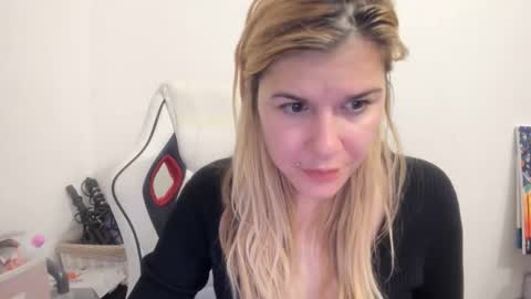 Snapshot of artsyandcraftsy_ chatting on 30, 9, 2025 MIA online show from 30, 9, 2025