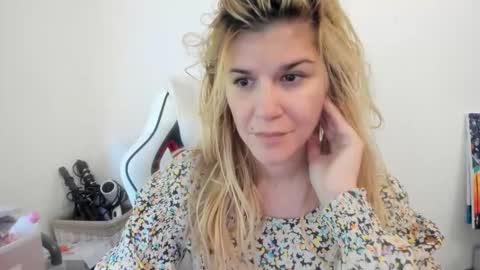 Snapshot of artsyandcraftsy_ chatting on 1, 10, 2025 MIA online show from 1, 10, 2025