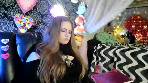 ArtsyHeartsyy online show from 7, 3, 2025