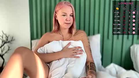 Arya brunett and Cassie blond online show from 14, 12, 2025