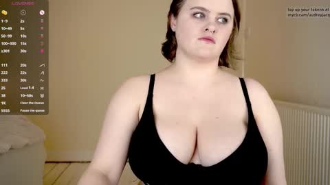 Audrey Jacq online show from 2, 12, 2025