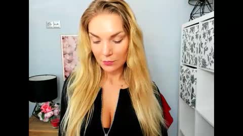 Snapshot of aullorasensual chatting on 5, 2, 2025 AulloraSensual online show from 5, 2, 2025