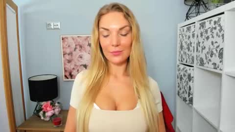 Snapshot of aullorasensual chatting on 9, 2, 2025 AulloraSensual online show from 9, 2, 2025