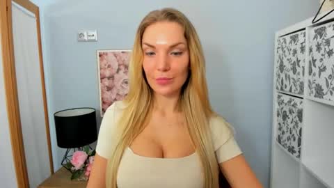 Snapshot of aullorasensual chatting on 15, 2, 2025 AulloraSensual online show from 15, 2, 2025