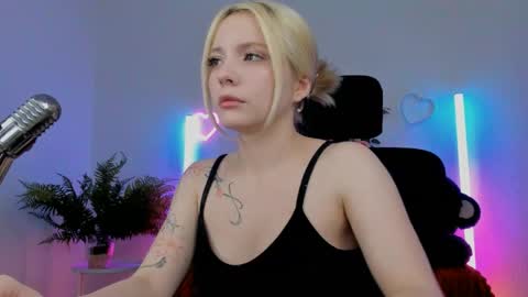 aurorawrenfield online show from 18, 5, 2026