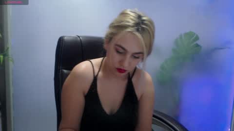 Snapshot of avablue_ chatting on 6, 12, 2024 online show from 6, 12, 2024