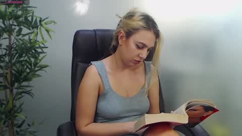 Snapshot of avablue_ chatting on 31, 1, 2025 online show from 31, 1, 2025