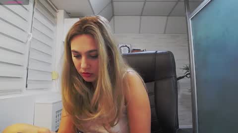 Snapshot of avablue_ chatting on 6, 2, 2025 online show from 6, 2, 2025