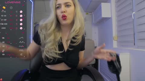 Snapshot of avablue_ chatting on 8, 2, 2025 online show from 8, 2, 2025