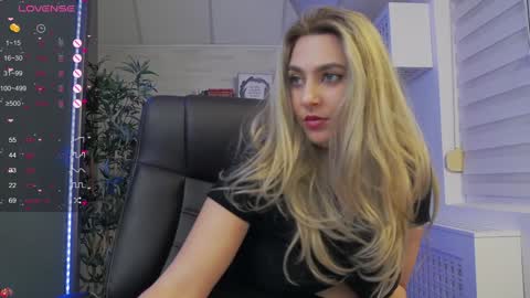 Snapshot of avablue_ chatting on 8, 2, 2025 online show from 8, 2, 2025