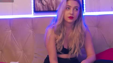 Snapshot of avablue_ chatting on 13, 2, 2025 online show from 13, 2, 2025