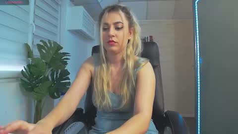 Snapshot of avablue_ chatting on 24, 2, 2025 online show from 24, 2, 2025