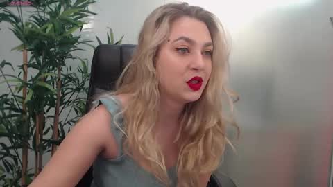 Snapshot of avablue_ chatting on 2, 3, 2025 online show from 2, 3, 2025