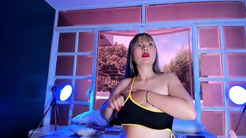 avawhiite online show from 18, 5, 2026