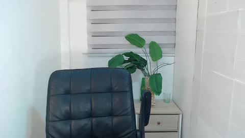 ayalvrs18 online show from 10, 2, 2025