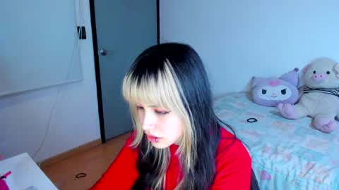 Snapshot of azu_moure chatting on 4, 12, 2024 Azu Moure online show from 4, 12, 2024