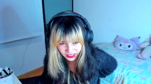 Snapshot of azu_moure chatting on 13, 1, 2025 Azu Moure online show from 13, 1, 2025