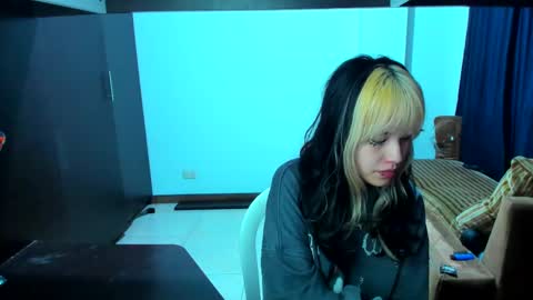 Snapshot of azu_moure chatting on 17, 2, 2025 Azu Moure online show from 17, 2, 2025