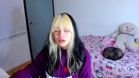 Snapshot of azu_moure chatting on 9, 3, 2025 Azu Moure online show from 9, 3, 2025
