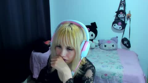 Snapshot of azu_moure chatting on 24, 10, 2025 Azu Moure online show from 24, 10, 2025