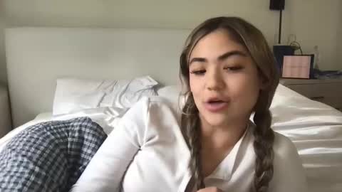 Snapshot of baoco379 chatting on 26, 11, 2025 Elle online show from 26, 11, 2025