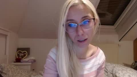 Snapshot of barelylegalblondy chatting on 26, 10, 2025 Lena online show from 26, 10, 2025