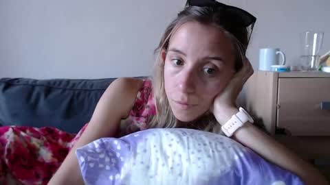 Snapshot of barelylegalblondy chatting on 8, 6, 2026 Lena online show from 8, 6, 2026