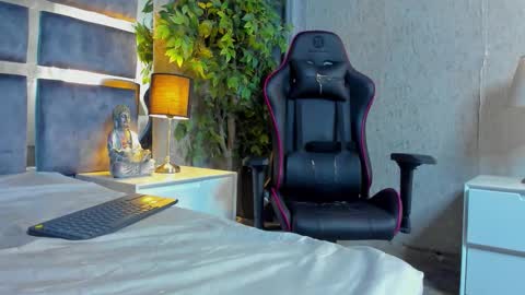 Bastian Independent Model online show from 20, 9, 2025