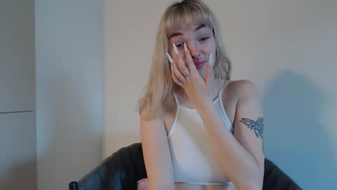 Snapshot of beauty_xpolly chatting on 19, 11, 2025 POLLY online show from 19, 11, 2025