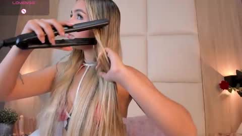 Snapshot of bella1207 chatting on 22, 12, 2024 Bella cam online show from 22, 12, 2024