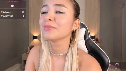 Snapshot of bella1207 chatting on 7, 1, 2025 Bella cam online show from 7, 1, 2025