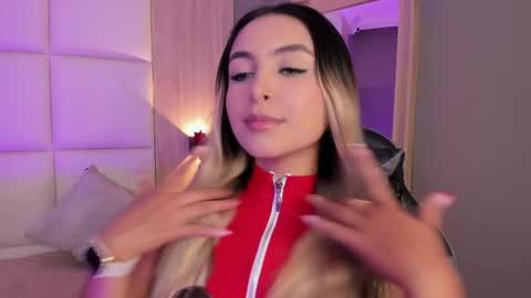 Snapshot of bella1207 chatting on 15, 9, 2025 Bella cam online show from 15, 9, 2025