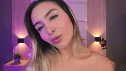 Snapshot of bella1207 chatting on 19, 9, 2025 Bella cam online show from 19, 9, 2025