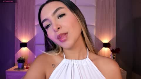 Snapshot of bella1207 chatting on 30, 9, 2025 Bella cam online show from 30, 9, 2025