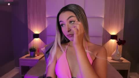 Snapshot of bella1207 chatting on 4, 10, 2025 Bella cam online show from 4, 10, 2025