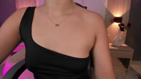 Snapshot of bella1207 chatting on 6, 10, 2025 Bella cam online show from 6, 10, 2025