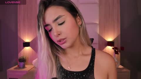 Snapshot of bella1207 chatting on 7, 10, 2025 Bella cam online show from 7, 10, 2025
