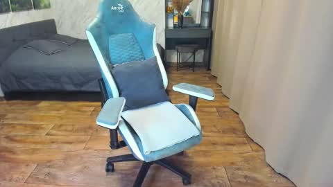 Im Lola online show from 21, 2, 2025