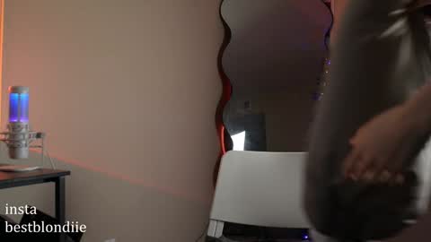 Snapshot of bestblondiiecb chatting on 10, 1, 2025 Chloe Next stream on Friday online show from 10, 1, 2025