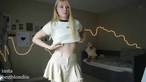 Snapshot of bestblondiiecb chatting on 28, 2, 2025 Chloe Next stream on Friday online show from 28, 2, 2025