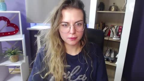 Z O E Y online show from 6, 1, 2025