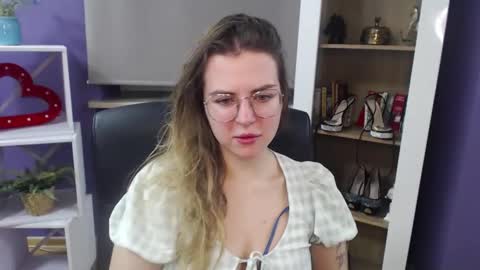 Z O E Y online show from 7, 1, 2025