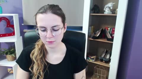 Z O E Y online show from 4, 3, 2025