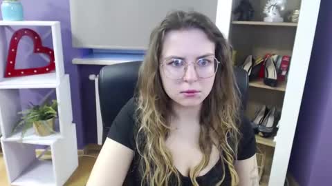 Z O E Y online show from 5, 3, 2025